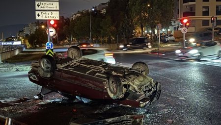 Araba, sinyalizasyon direğine çarpıp, karşıt döndü