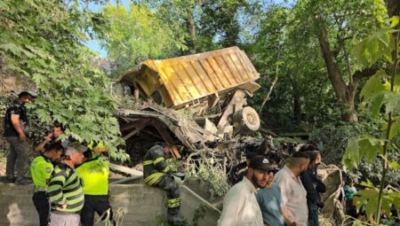 Freni arızalanan kamyon denetimden çıktı: 1 meyyit, 1 yaralı