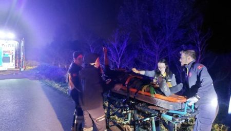 Sakarya’da şarampole uçan araçtan kurtulan yaralı, sedyede sigara yaktı