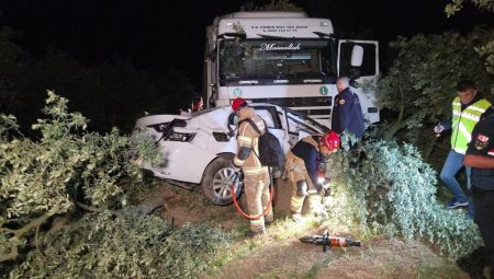 TIR arabası metrelerce sürükledi, şoför feci formda can verdi