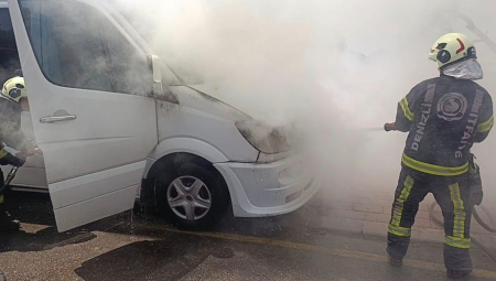 Denizli’de seyir halindeki emekçi servisi alev aldı