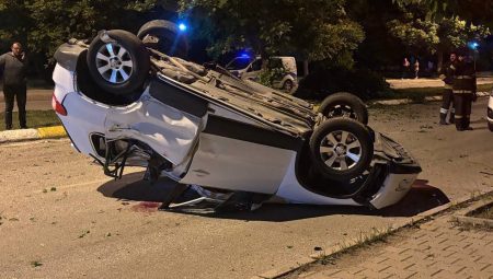 Erzincan’da dehşet anları: Araba ağacı kökünden söküp takla attı