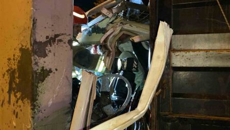 Kamyonetin kupası kağıt üzere ezildi, şoför yaralı