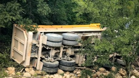 Süratli tren inşaatında çalışan hafriyat kamyonu devrildi