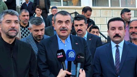 Milli Eğitim Bakanı Yusuf Tekin bayram namazını baba ocağı Uzundere’de kıldı